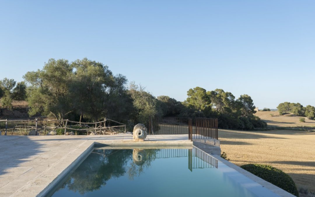 Piscina en suelo rústico